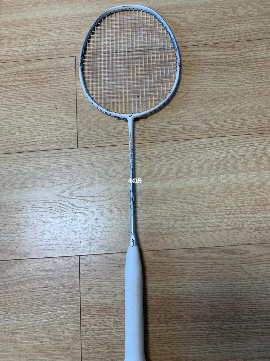 yonex 疾光皓白-一个喜欢分享中端拍的菜鸟