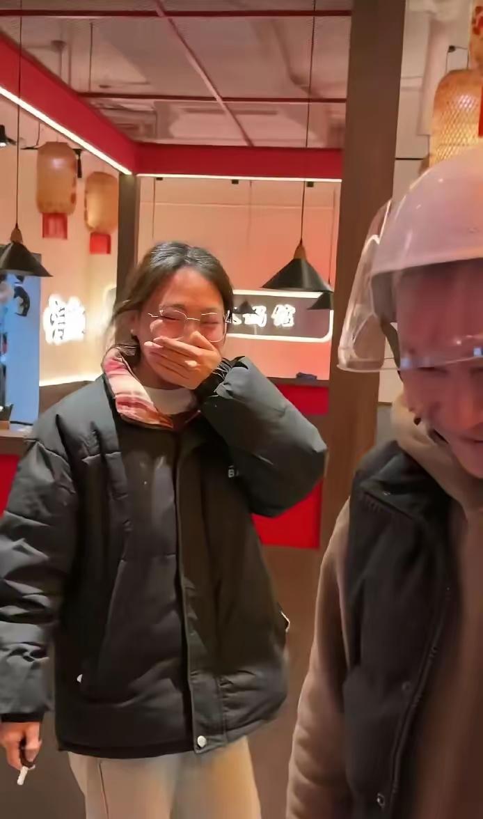 四川，一女孩下班时发现电动车电瓶被偷，委屈的发了条朋友圈：这人怪好的把车架子还留