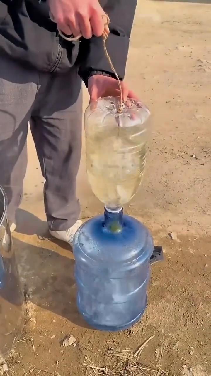 家人们，你们看看古人聪不聪明？人家接水都有招的。整个绳子顶上拴个球，然后卡在瓶口
