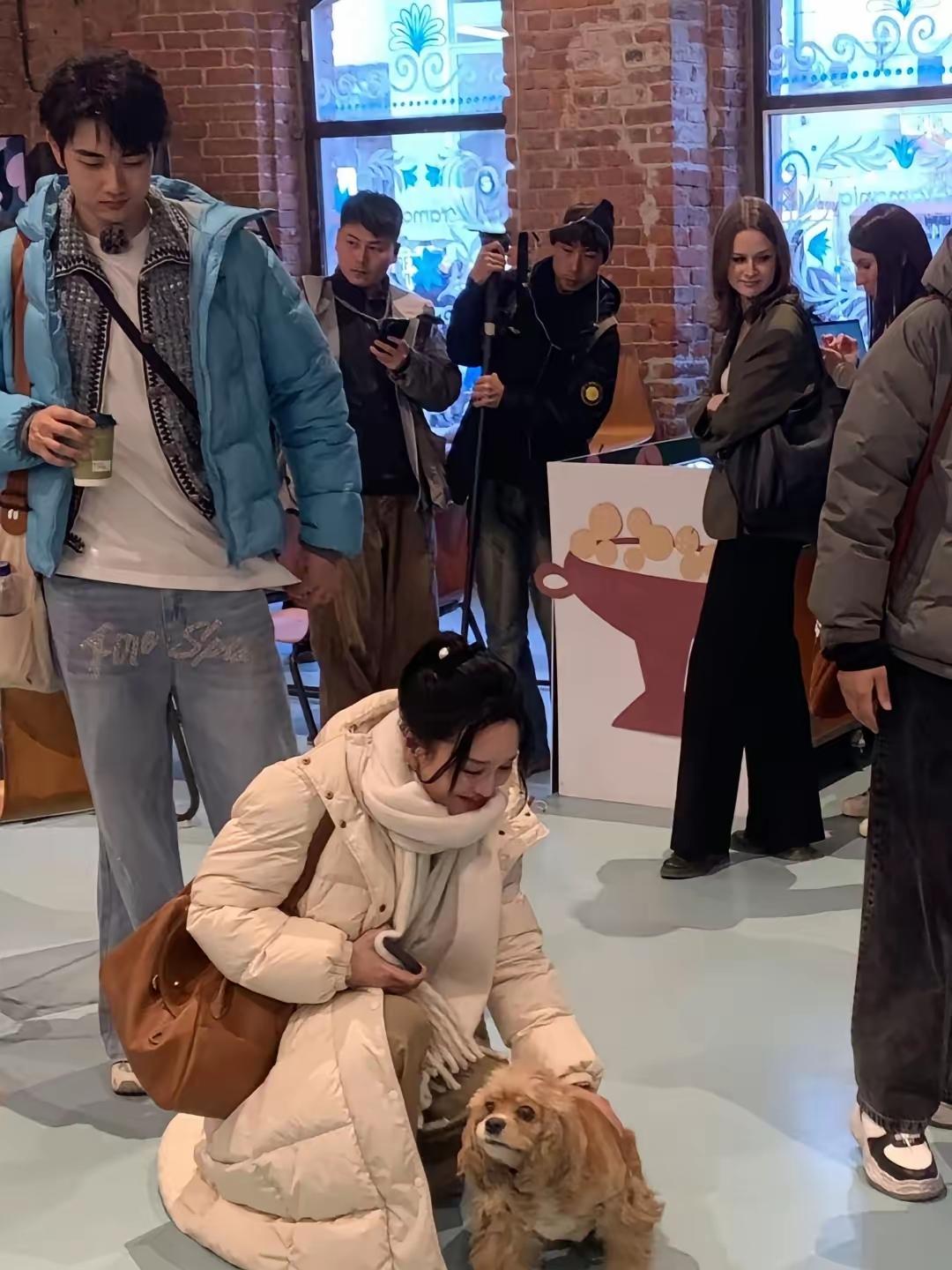 金莎与未婚夫孙丞潇同游俄罗斯，互动甜蜜如偶像剧。两人在公众场合牵手拥抱，十分浪漫