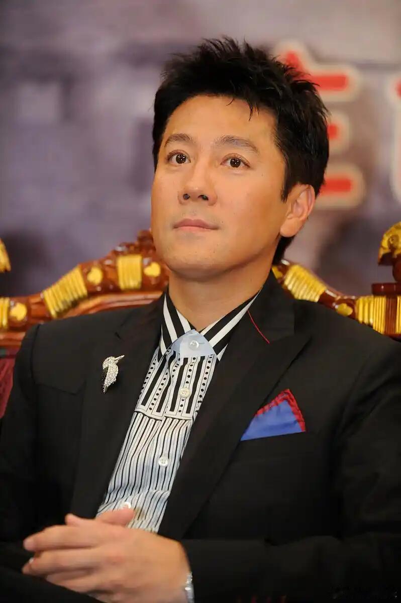 蔡明蔡国庆录制快乐老家快乐老家不折腾老辈子了路透里火锅聚会场面很温馨，蔡明蔡国庆