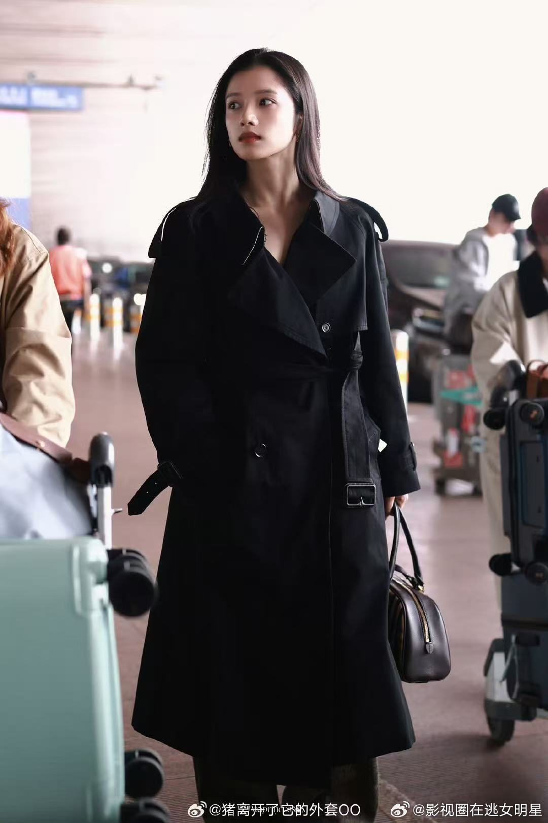 张婧仪黑风衣出发路透 ​​​All black帅我一脸，被张婧仪美到简直轻而易举