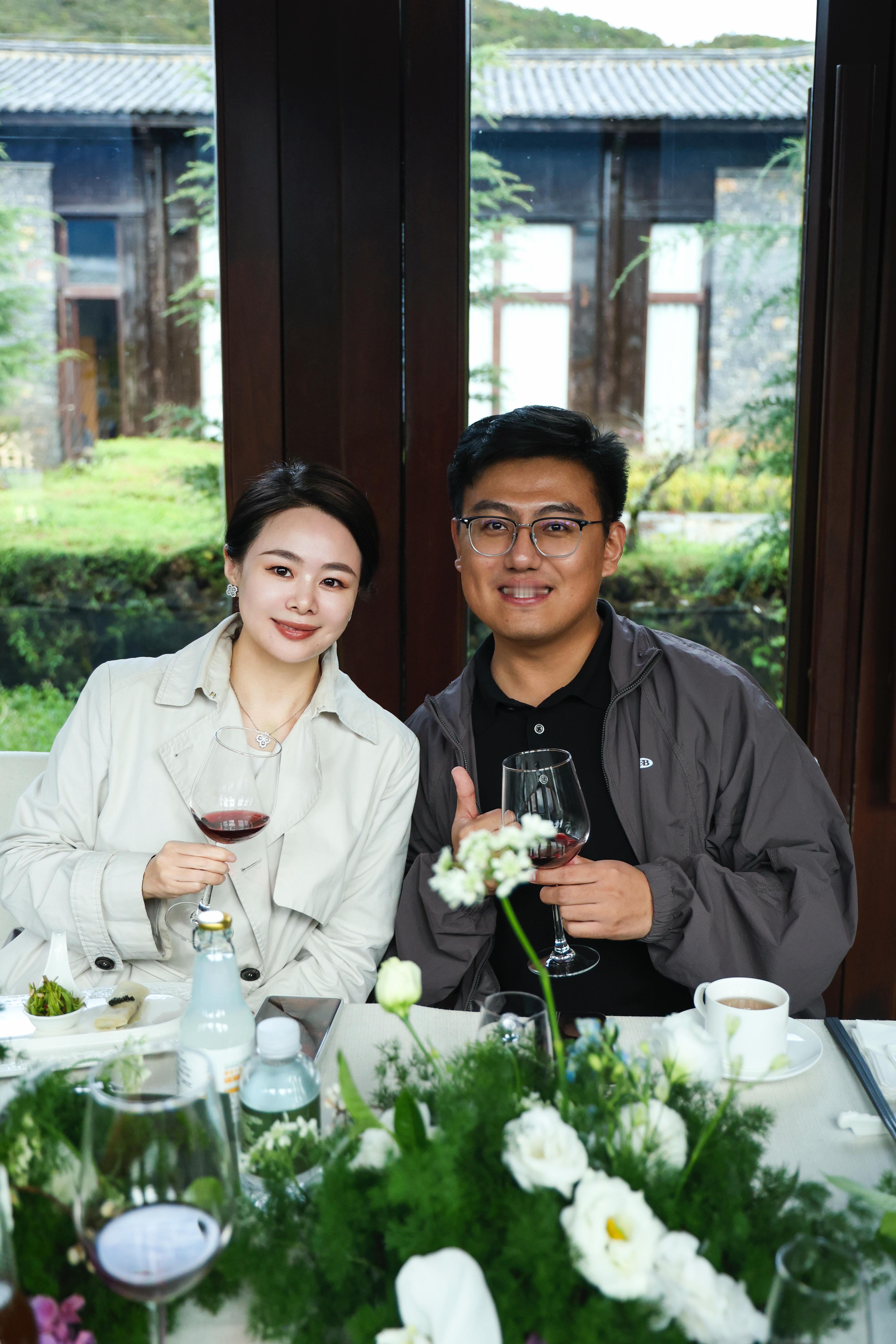 玉龙雪山脚下的「浴见」晚宴，浪漫得有点不真实。雨后的雪山，格外美。像被加了一层柔