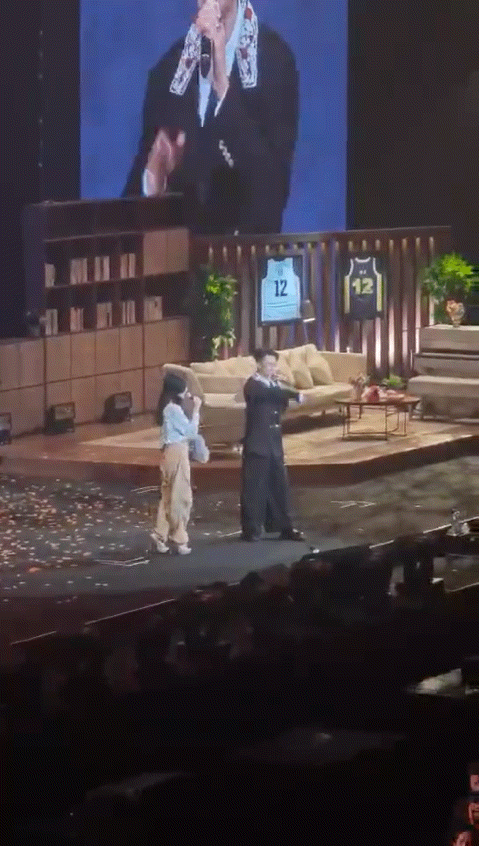 双重惊喜暴击！福州站恰逢柏豪爸爸生日场，他现场献唱《敬老爸》暖心值拉满，11月更