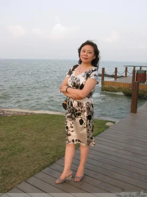 我妈今年八十岁了，两个眼睛都看不见了，之前一直跟着哥哥生活，我妈有六亩地，租给别