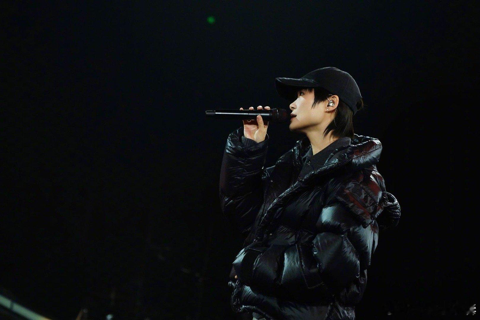 李宇春南京演唱会 南京演唱会嗨翻全场！李宇春「皇后与梦想」巡演首站来袭，新年第一