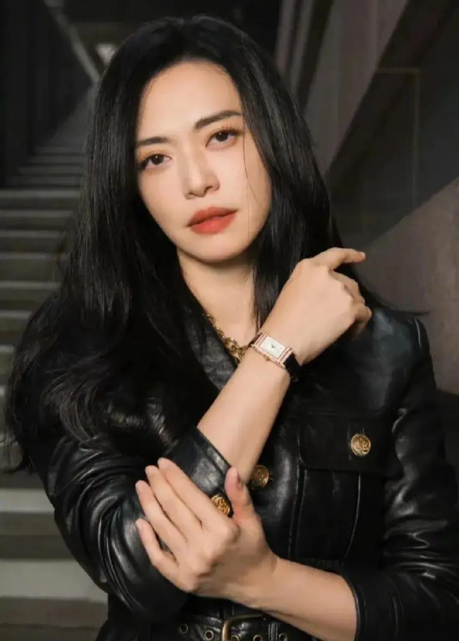 姚晨黑色皮衣造型酷呆了
她的这个造型
是亮相一带一路电影红毯上的造型
如此造型，