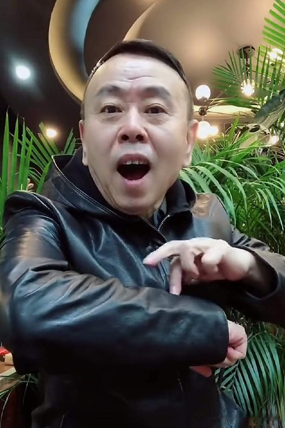 潘长江在他的个人平台上发布了一条唱歌的视频，他一边唱歌一也比划，歌词是这样的：“