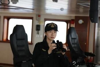 女性海员初上船挑战重重，晕船、技能陌生、心理压力和封闭环境都是难关。
中国首位远