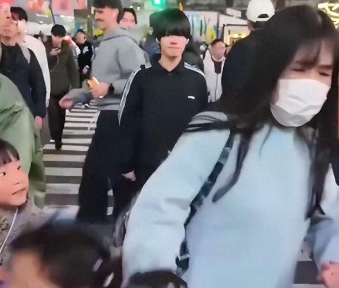 中方再次发出警告，呼吁在日本的中国人尽快回国。原来现在的日本出现了撞人族，看似是