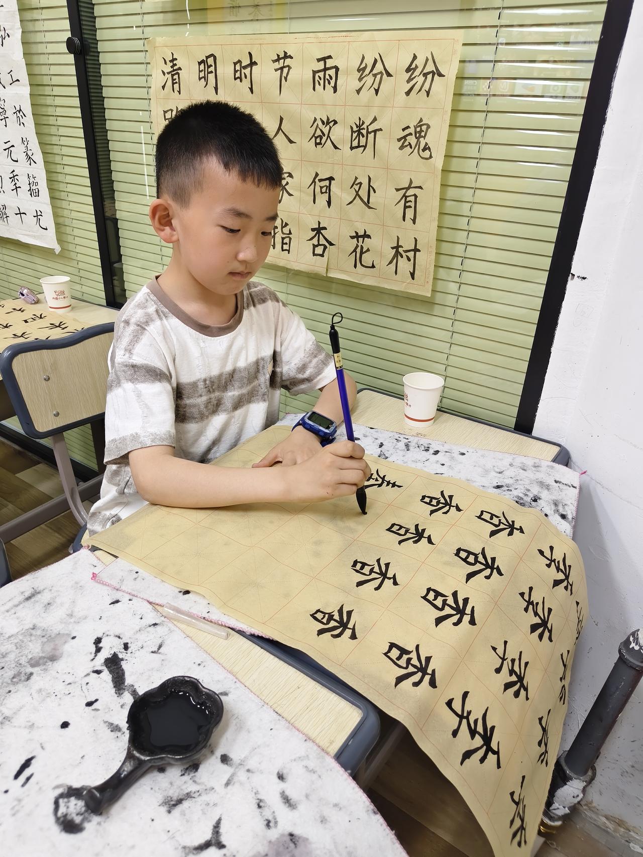 芒种时节，谷物渐熟。

本节课以“禾”为主题，探寻字源，知晓其代表庄稼与粮食。