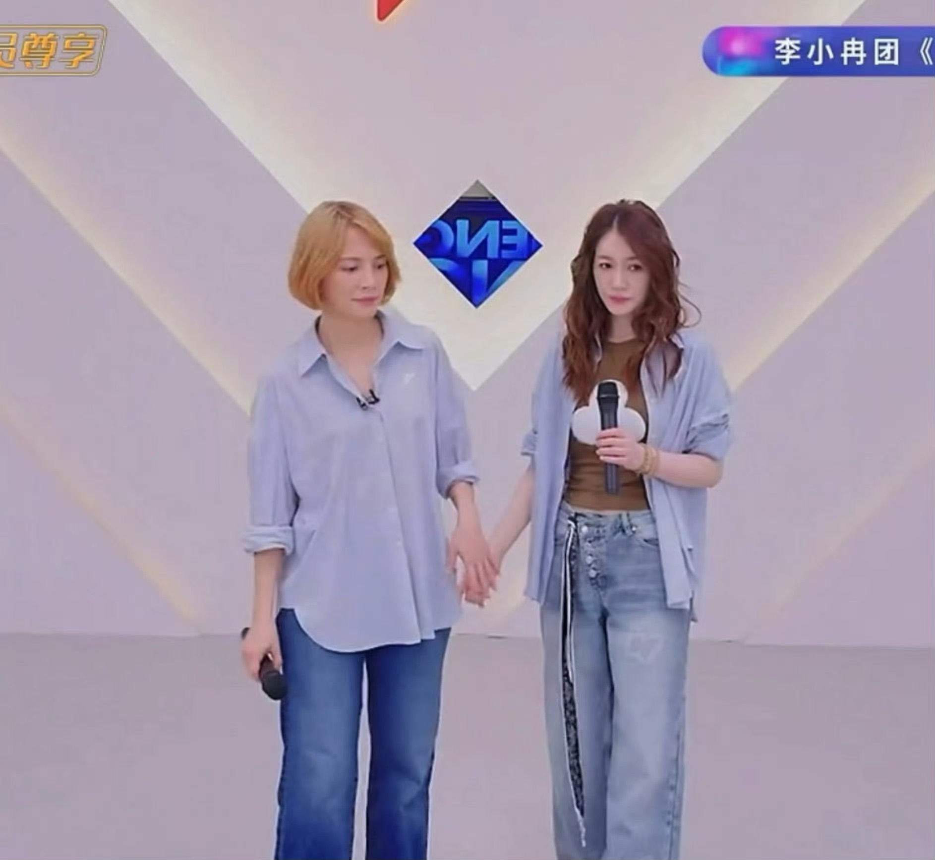 李冉这个笑的表情真是跟当年对着俞飞鸿笑的表情简直一模一样🤣这么久了还是一点都没