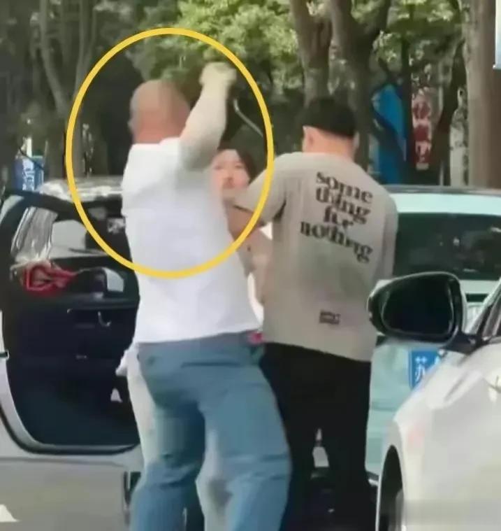 南京光头男拳打一个女孩子，好勇猛。

我数了数，他连着打出了六拳。

他也当说挺