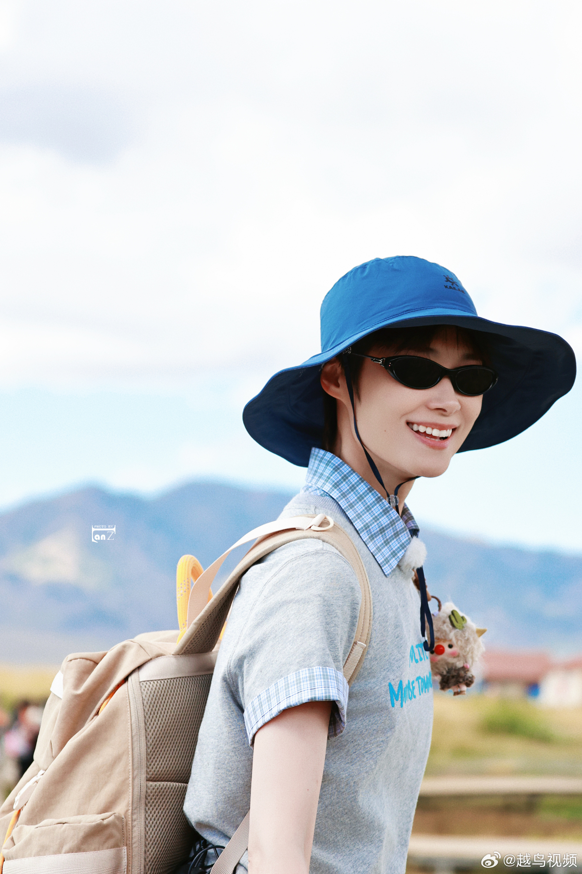 辛芷蕾旅途毕业向野的我们这张毕业照里的松弛感，是她们一路克服自驾露营难题换来的。