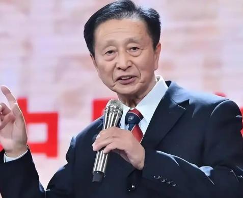 87岁的老名嘴宋世雄，如今孤身住在北京工体旁的一家养老院。孩子们全在海外，跟前连