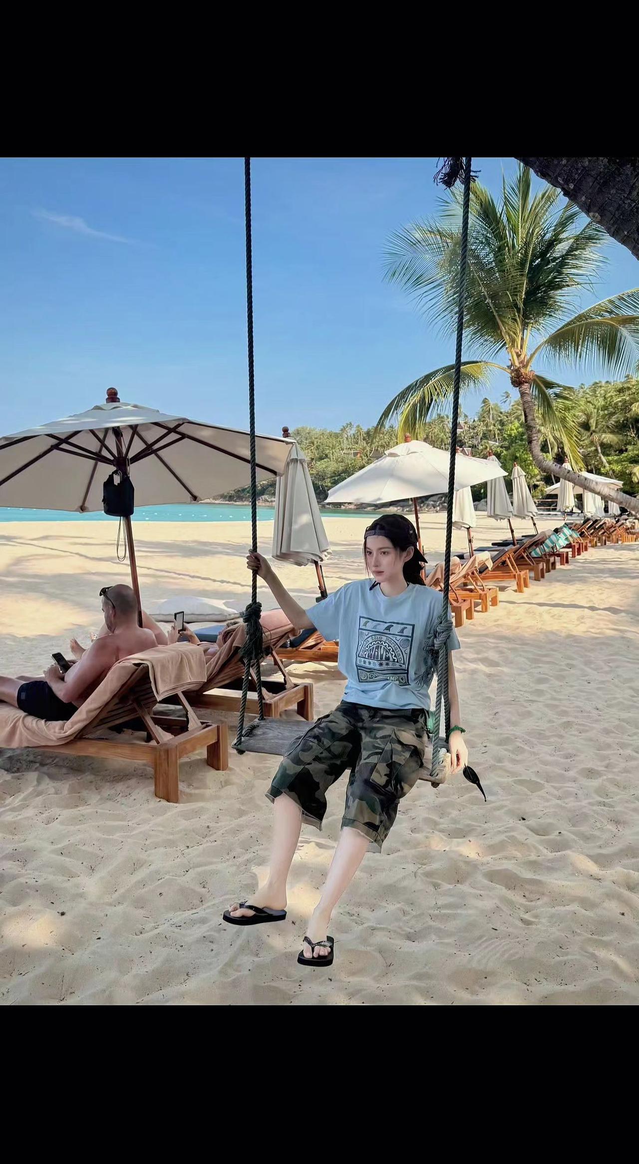 🌴秋千荡进风里，把夏天摇成波浪🌊。沙粒是阳光的碎片，椰影偷藏了时光的慵懒😌