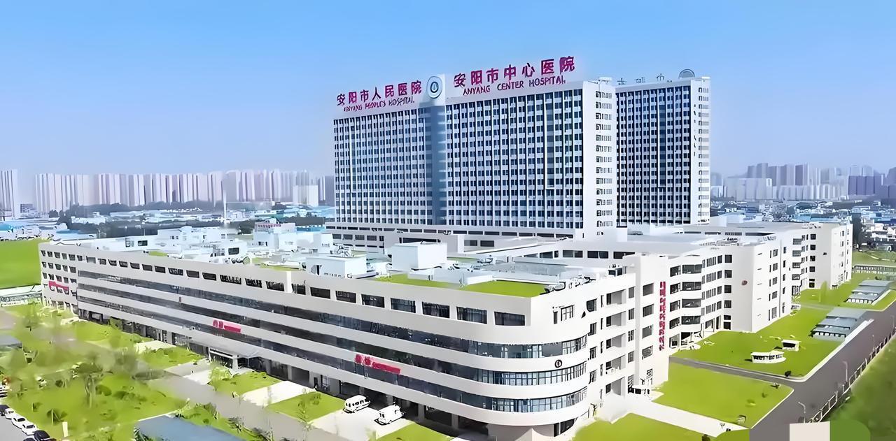 这两张照片中的医院都是当地地区的一所天花板级别的医院，一个是南阳市中心医院、一个