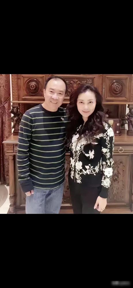 托妻献子

袁茵大家都认识吧？

说简单点，就是她在拍《独行特警》时认识了侯耀文