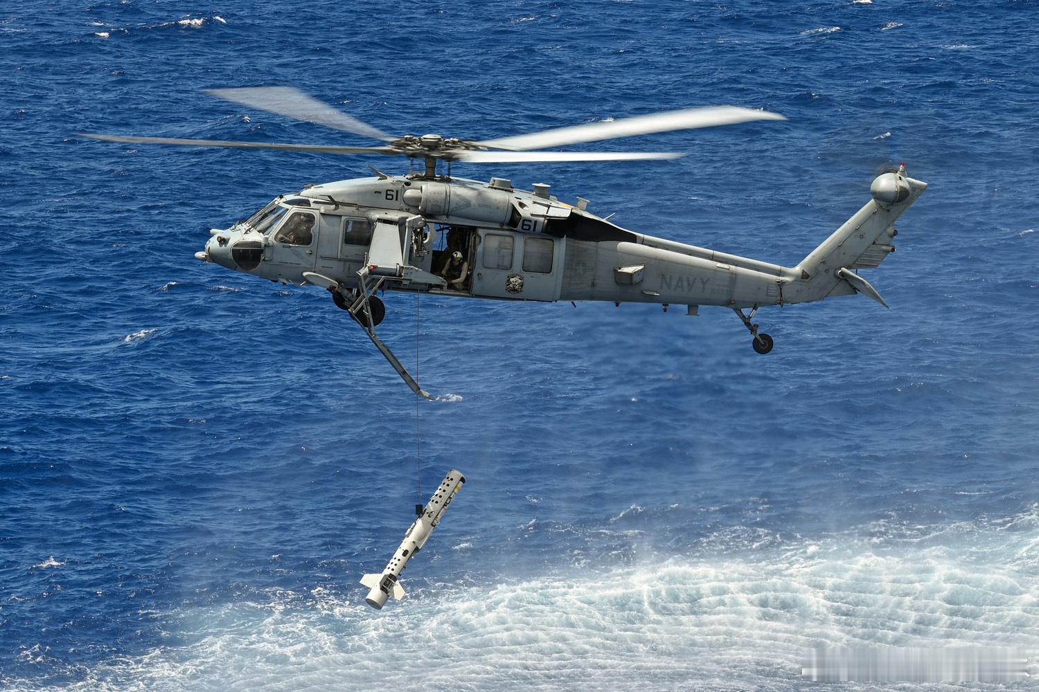 【#兵器欣赏#：#军事科技#  美国海军“海鹰”直升机布设机载扫雷系统】这是一种