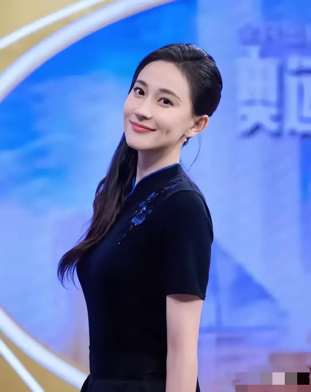 艺术体操冠军张豆豆，审美天花板！
第一，她拥有运动员健美紧致的好身材！
第二，她