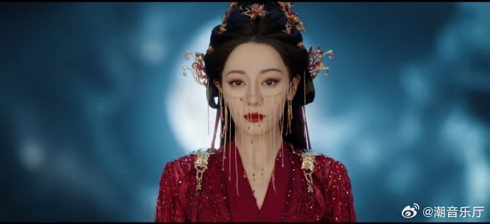 迪丽热巴首个纯坏角色迪丽热巴演白日提灯角色体验感很爽 鬼气与美貌并存，红衣一出场