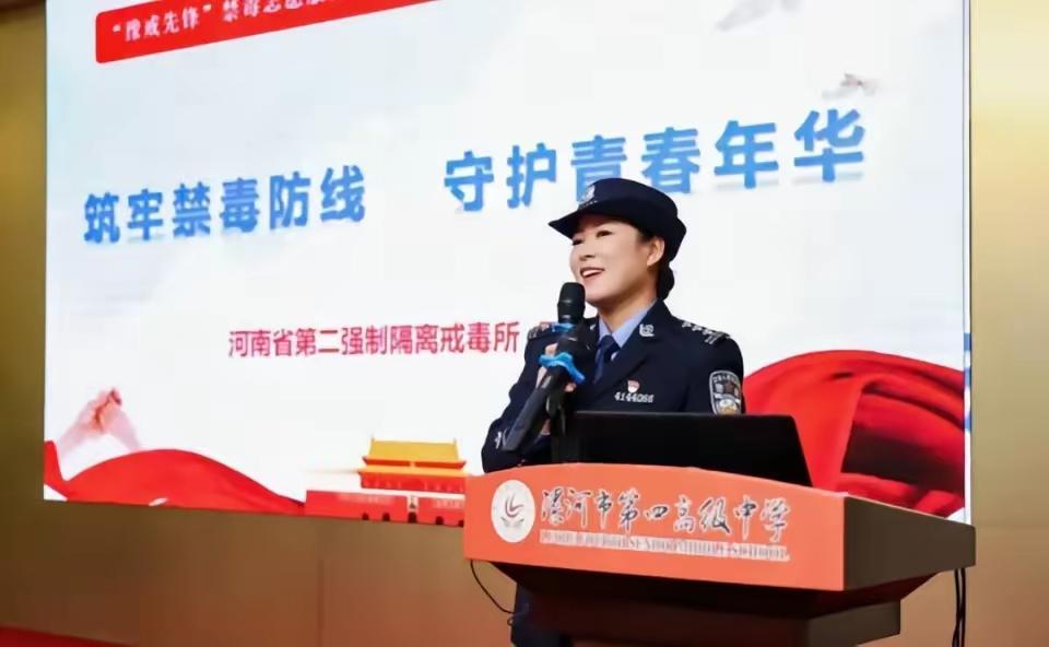 “太勇猛！”休假女警直面利刃，用血肉之躯护群众安全！
 
这句话最近在网上传得很