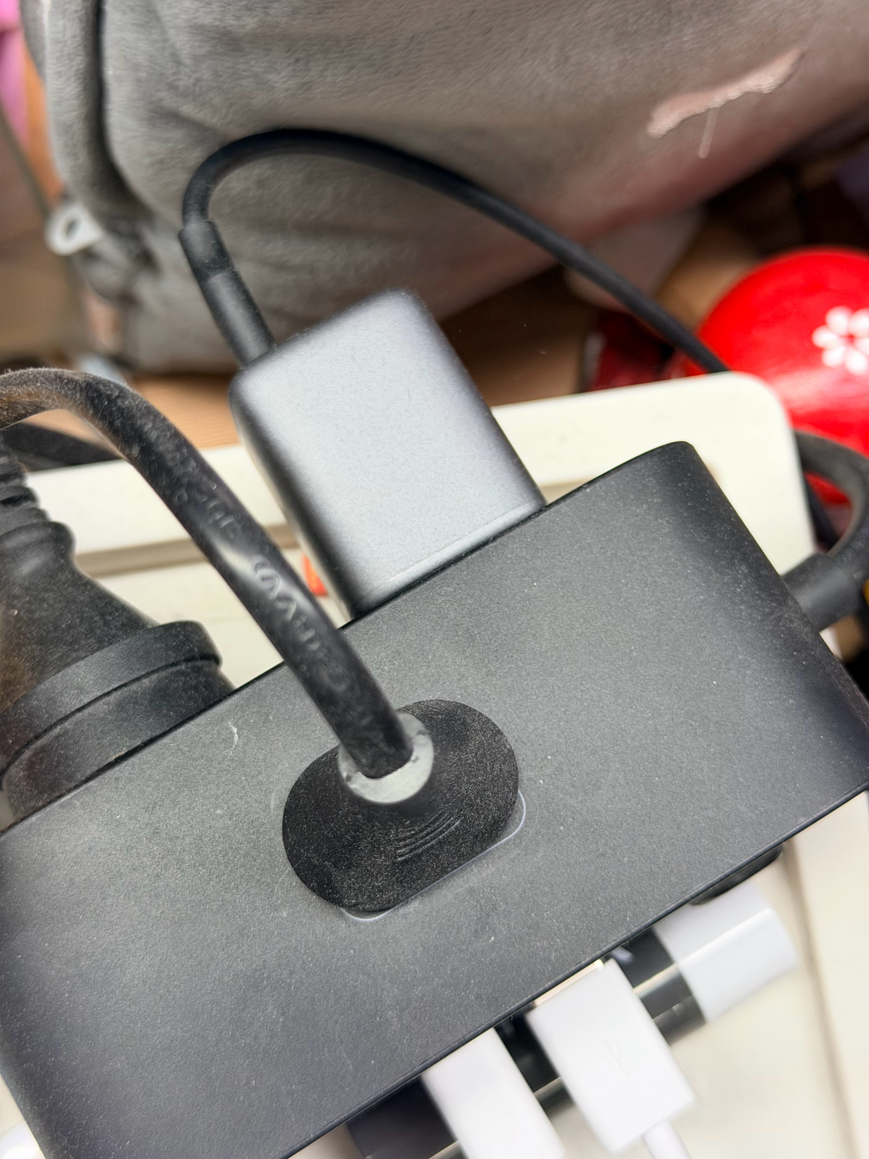 手机充电器千万不要一直插着不拔 我估计有99%的人没有拔插头的习惯🤔如果不愿意