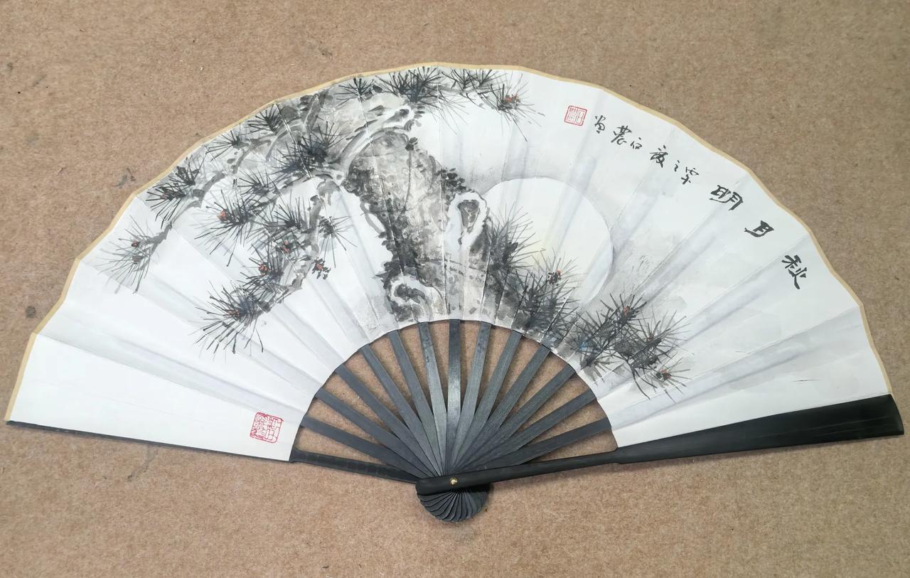 秋风起，
落叶知秋意，
迎立秋，
画把扇子祝您风生又水起！