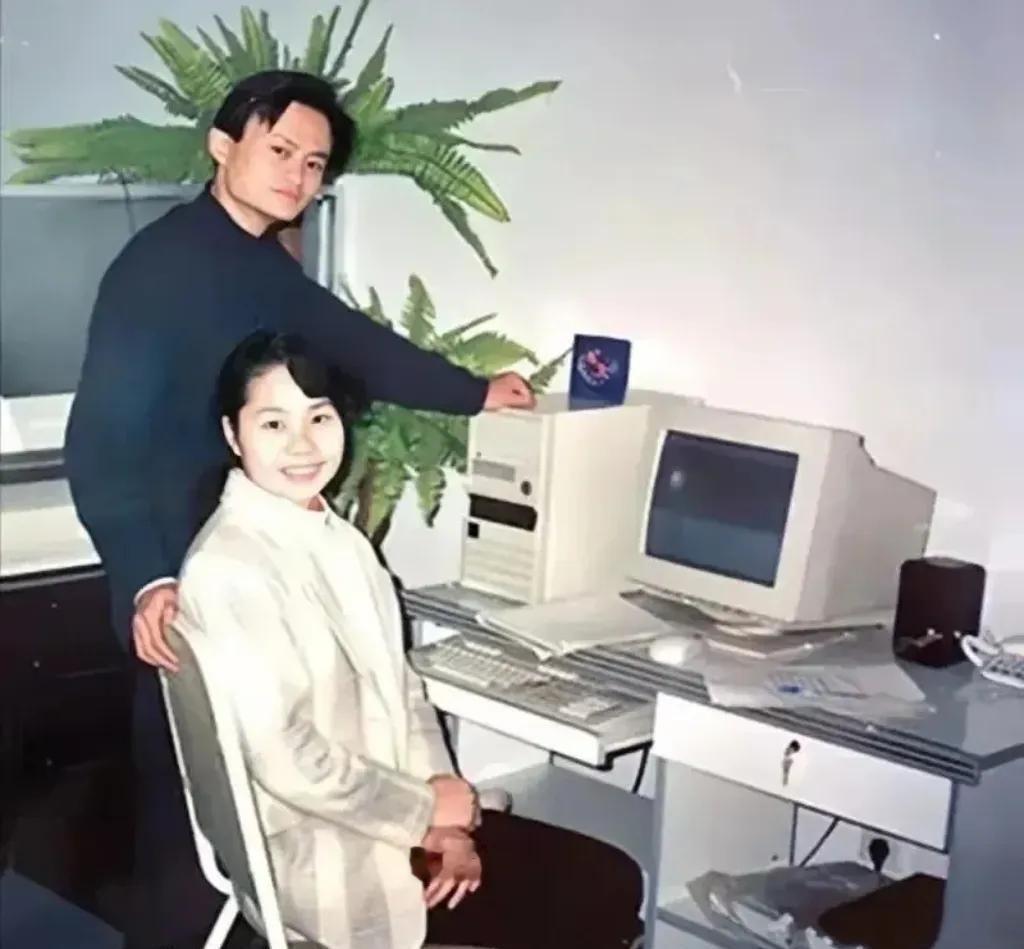 1996年，对于中国的互联网行业来说，是一个鲜为人知的开端。在这个年代，一对夫妻