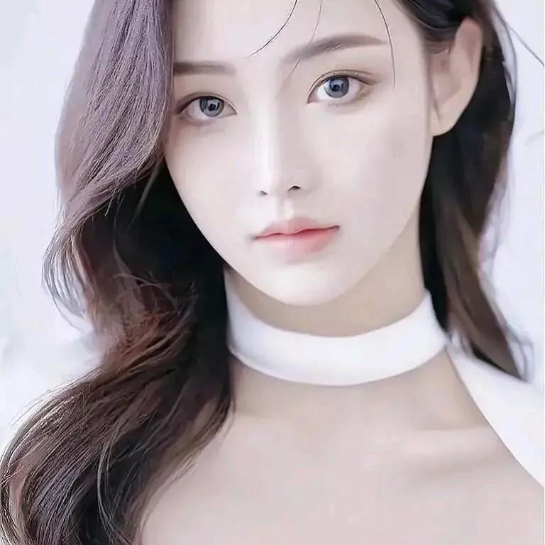 梦幻少女，白皙肌肤，蓝眼睛迷人，时尚白颈圈，温柔优雅。淡雅少女 清透少女照 白的