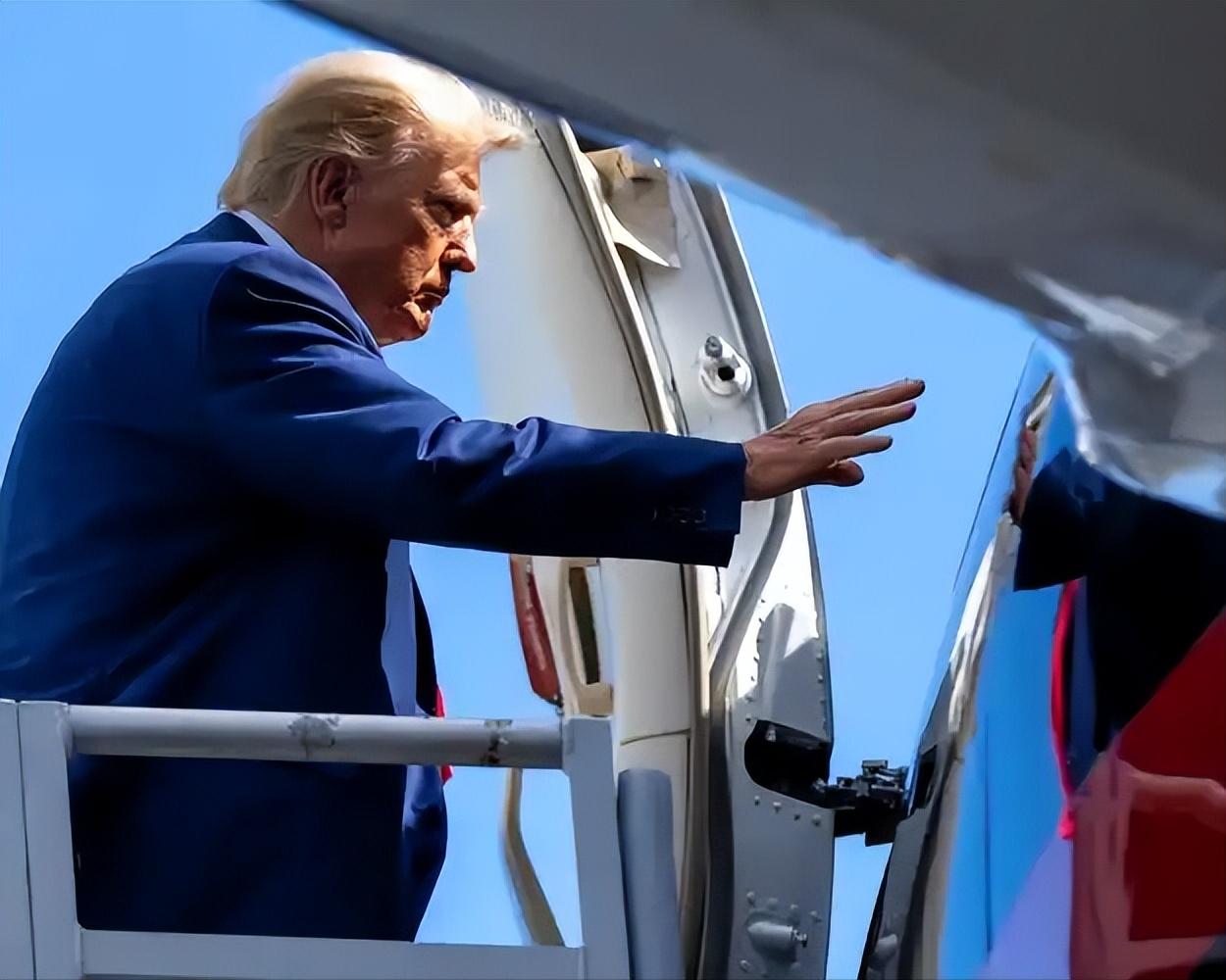 特朗普几乎每个周末都会飞回佛罗里达的海湖庄园，这种高频度的私人庄园度假模式，放眼