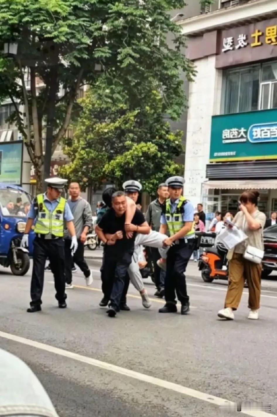 父亲背着，警察帮忙抬着，这位孩子怎么了？
大家不要误以为是在医院门口，这是在高考