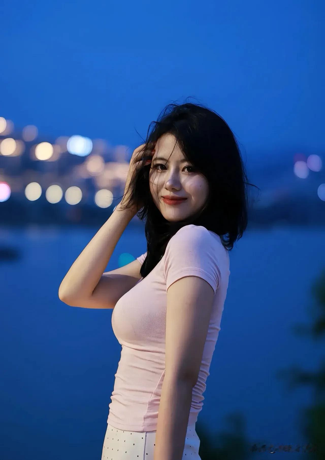 夜海温柔，浪花轻吻沙滩  
女孩海边漫步，发丝随风飘散  
远处灯塔闪烁，心随潮