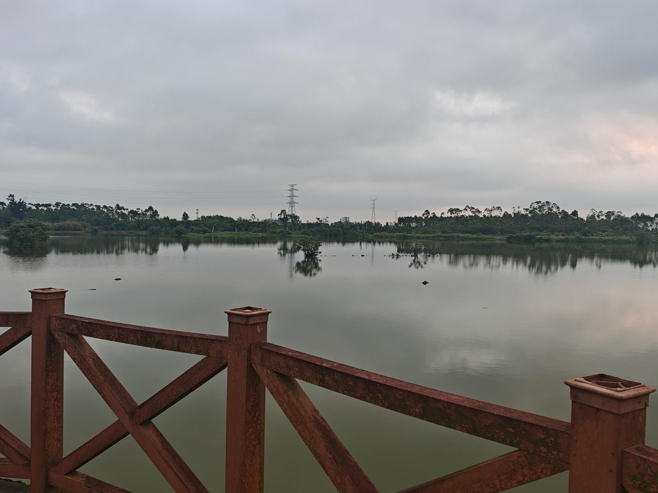 马上就要坐轮渡，离开海南，多少有点不舍。

要论养生，老同志带着退休金来海南，这