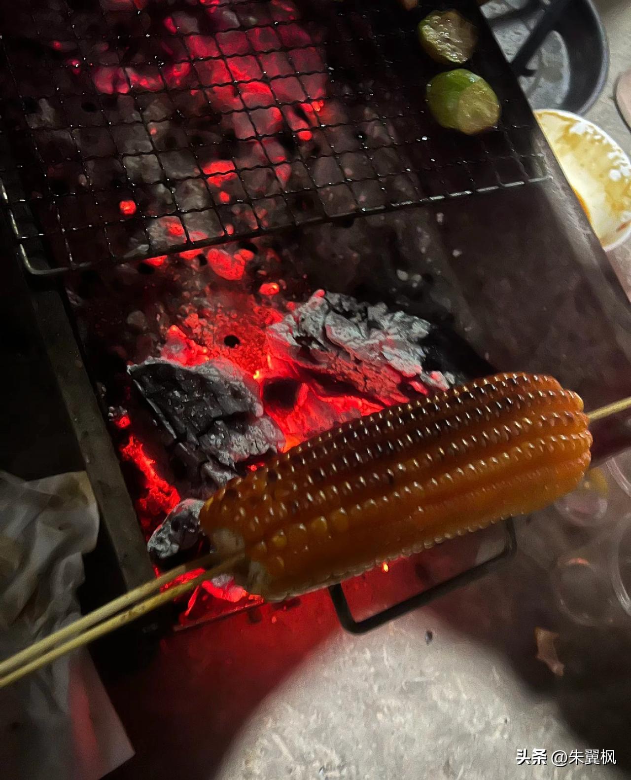 一面之缘，不别太热情。

前几天去一品牌店买了几件衣服，接待我的是一位二十多岁的