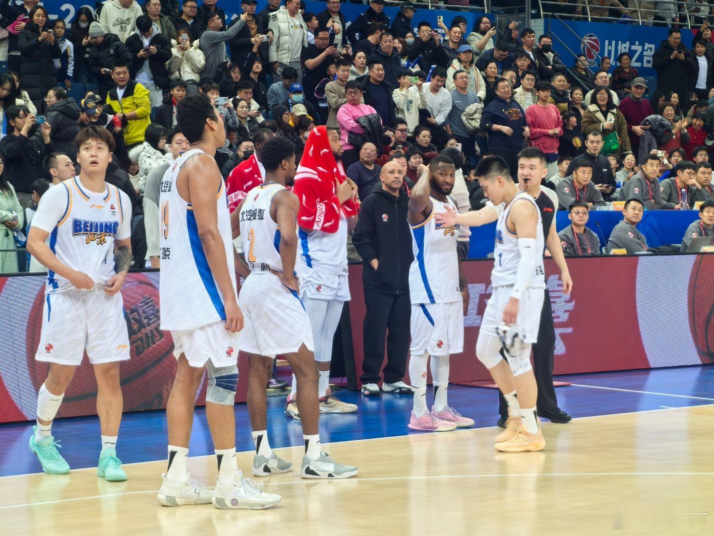 天津男篮vs北京男篮 杰曼整个下半场0分，贝利也只有3分，既然防守端摁不住雷诺兹