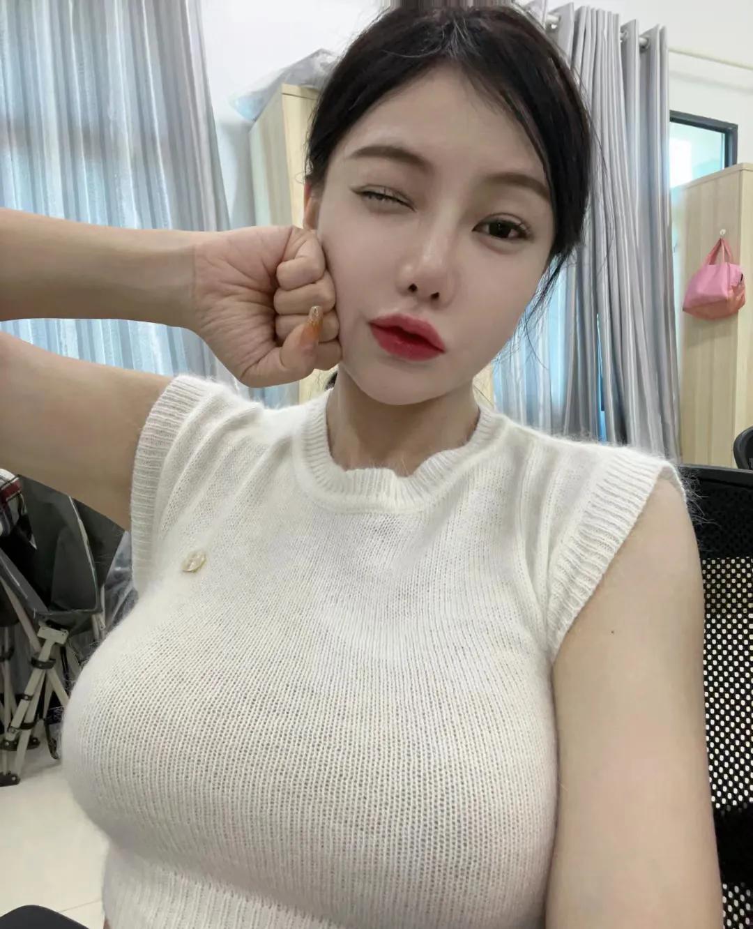 闺蜜的身材真的超级赞呀[爱慕]
真的好羡慕呀
她居然还想减
还有烦恼
真是饱汉子