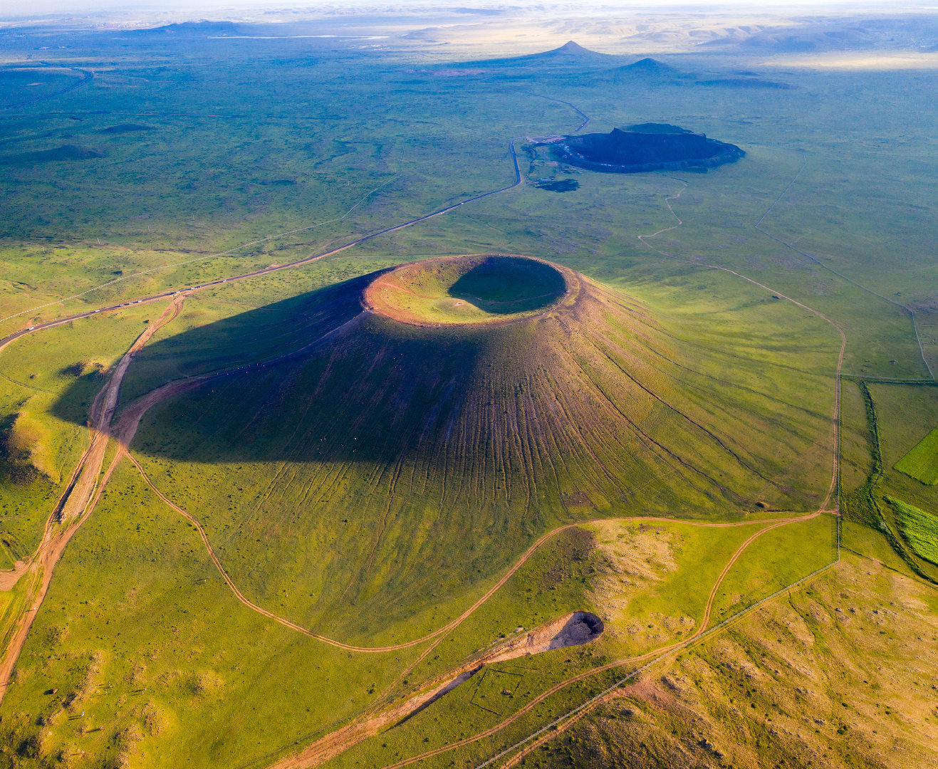 如今的乌兰哈达火山群，火得一塌糊涂，但各种乱象让人揪心。五年前我去航拍时，安静得