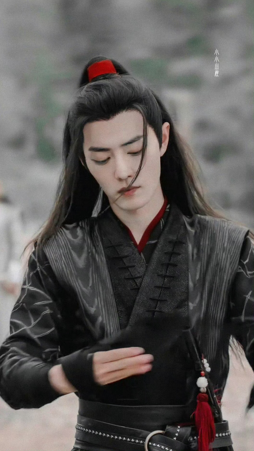 我魏无羡即使不佩剑，也能一骑绝尘，让所有人都望尘莫及！老祖羡太霸气啦！肖战魏无羡