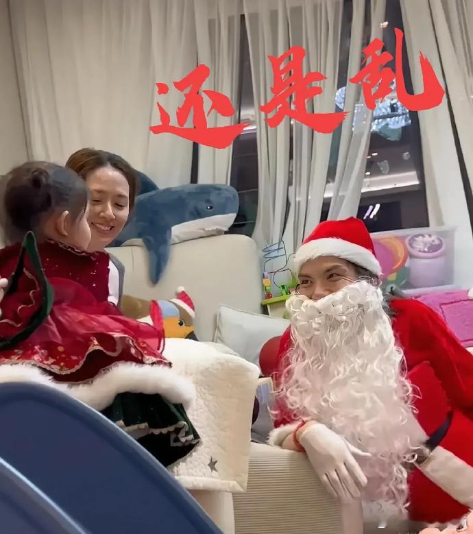 郭碧婷向佐，好奇怪！ 这么富裕的家庭，竟然家中依然乱糟糟， 我的想象是他们家里有