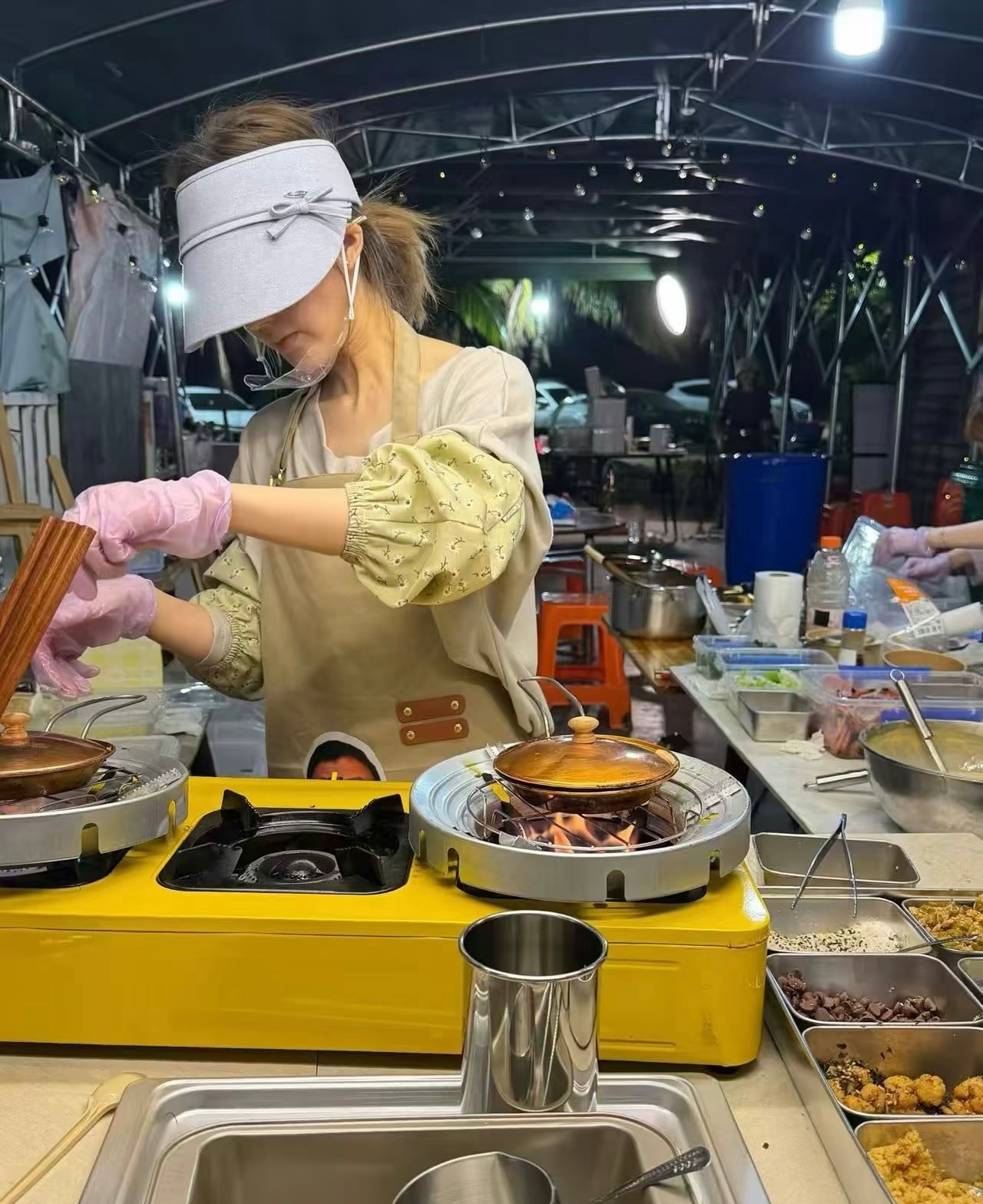 世界纷纷扰扰，而赵露思在摆摊！她总是能做出让我意料之外又情理之中的事情，很惊讶会