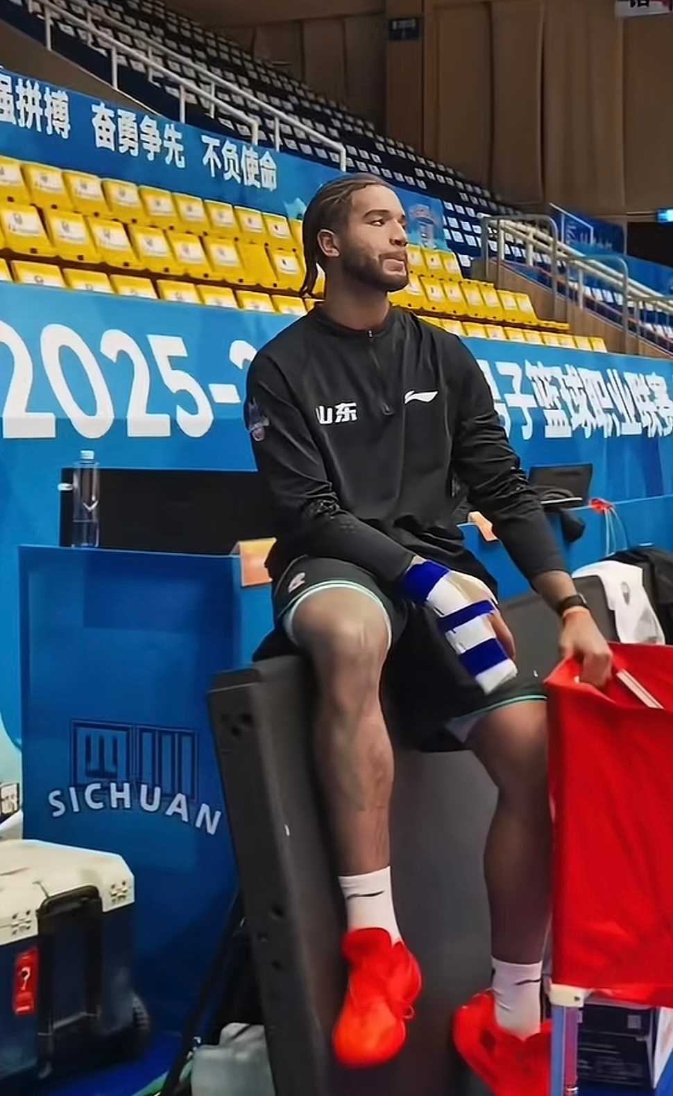 克里斯手指骨折，也随队去了四川，一边康复，一边场边关注球队训练。客场打四川开始，