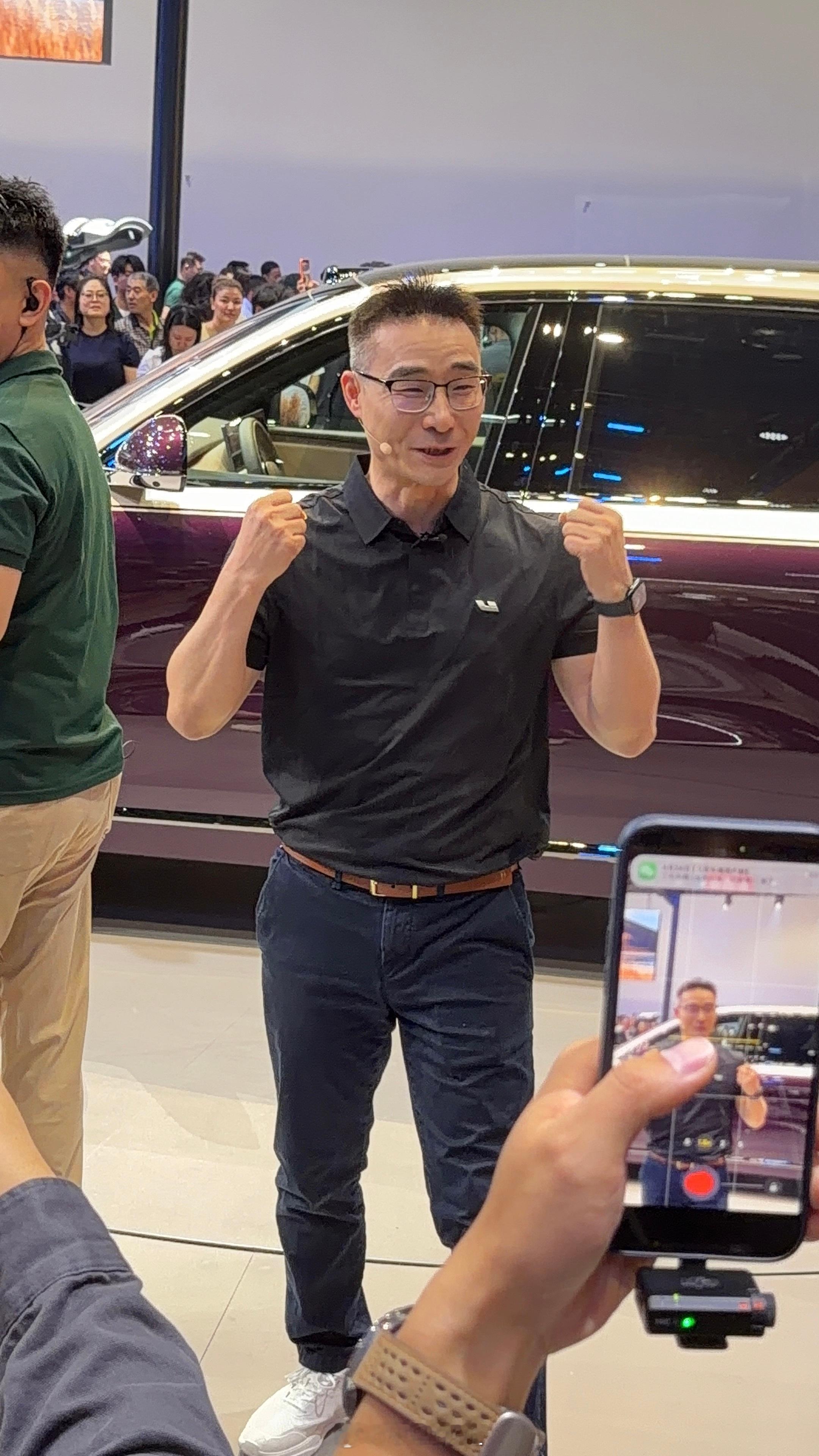 老汤哥锻炼效果不错，胳膊很粗