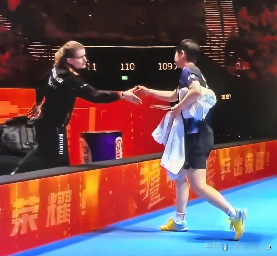 这两个人，这默契劲！
比赛结束，小跑着和外协教练握手。
连这个动作也那么一致——