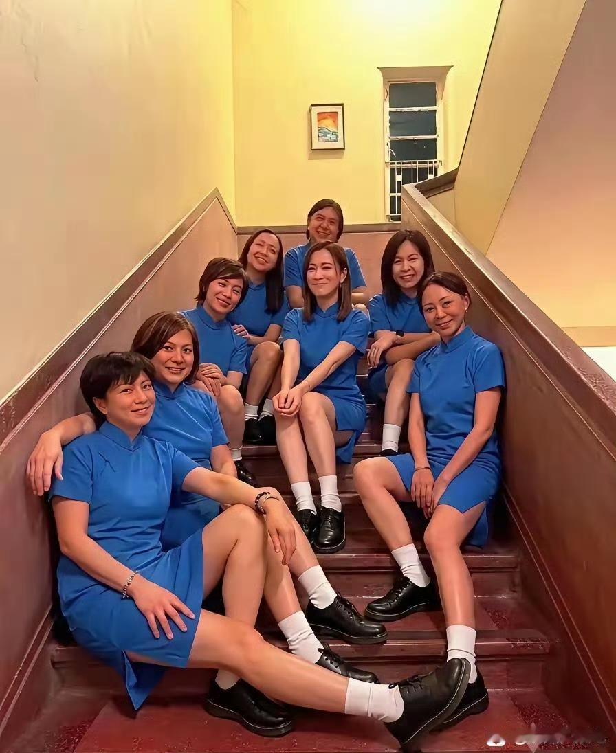 50岁佘诗曼不婚不育，和小学同学同框，看着像差了一辈

近日这张同学聚会合照火出