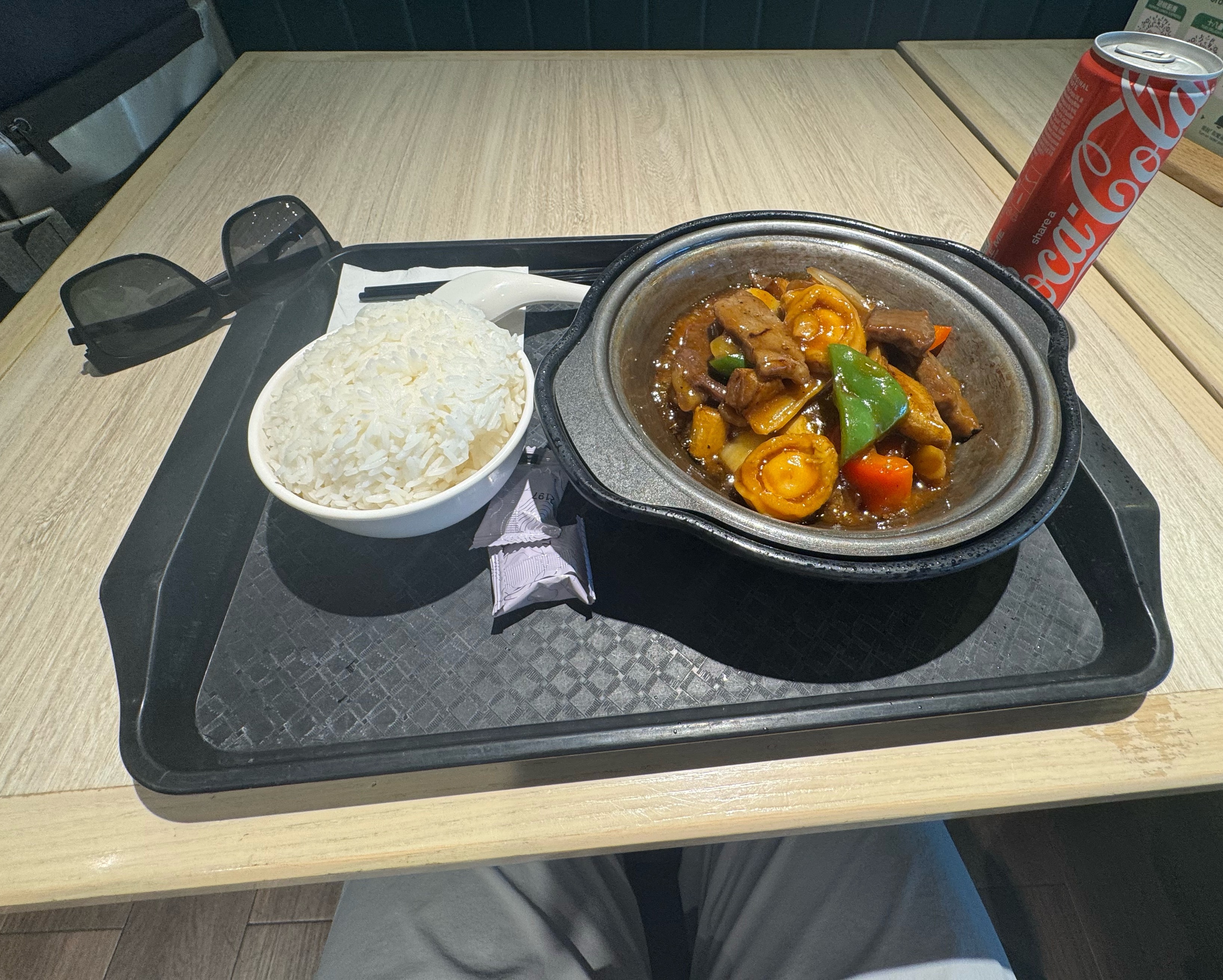 机场吃个饭，这份咋样？ 就是有点贵。牛肉套餐带米饭和可乐， 185 ​​​