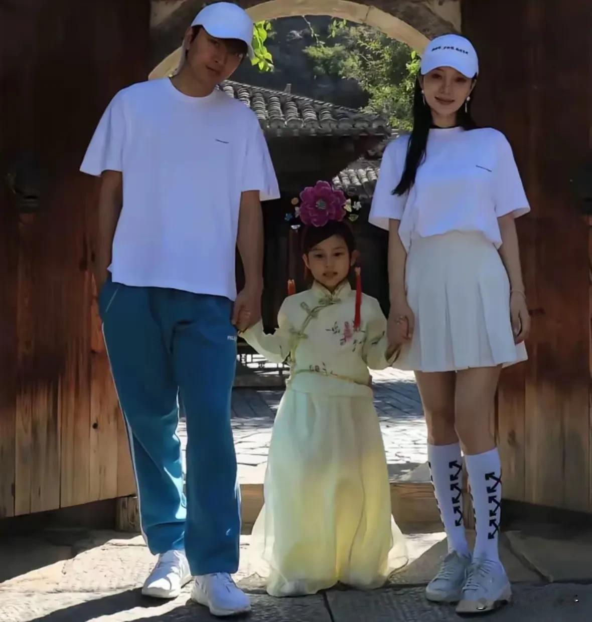 甜馨真的长大了，如此回应网友，贾乃亮和李小璐看到，应该感到欣慰了！
6月9日，甜