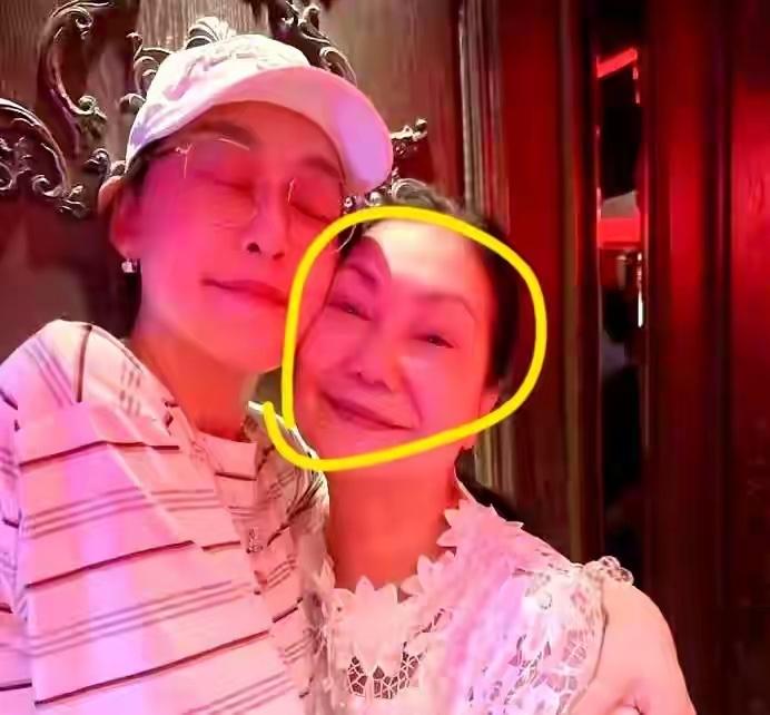 徐妈妈开心了，多了一个人陪她。有什么事情都可以大家聊聊，毕竟就像家人一样相处，各