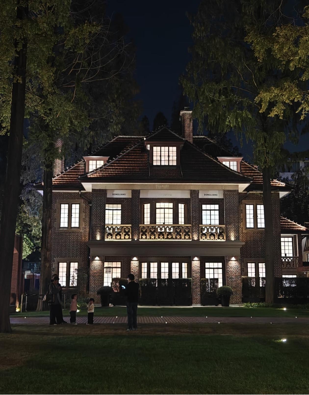 我爷爷退休金2万，全家当宝供着，直到我发现他存折有八位数。

那天帮爷爷找医保卡