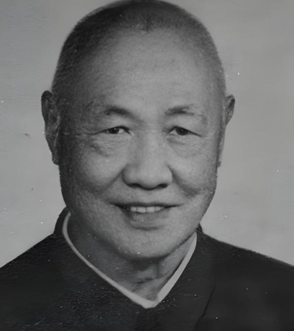 黄正清（藏名洛桑泽旺），藏族爱国领袖，1903年生于四川理塘。其弟为拉卜楞寺五世
